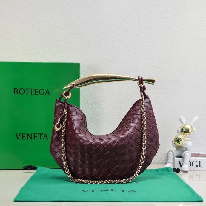 Batch 1860 Bv2024 early spring new product ⛓️Chain SARDINE 💙 Upgraded chain shoulder strap ⛓️ Chic and high-end, showing the fashion taste of urban women! Metal handles and classic weaving are combined together to perfectly integrate art and elegance. Through exquisite craftsmanship, new sardine-shaped handles are cast, and the brass material is the finishing touch. Each handle has a unique light-floating effect. The top-grade sheepskin material is woven to create a half-moon-shaped bag body, which has a fleshy touch and satisfies the preferences of those who pay attention to details. It is the most outstanding fashionable item for any occasion! 💕 Size: 33x20x4, Model: 6768#